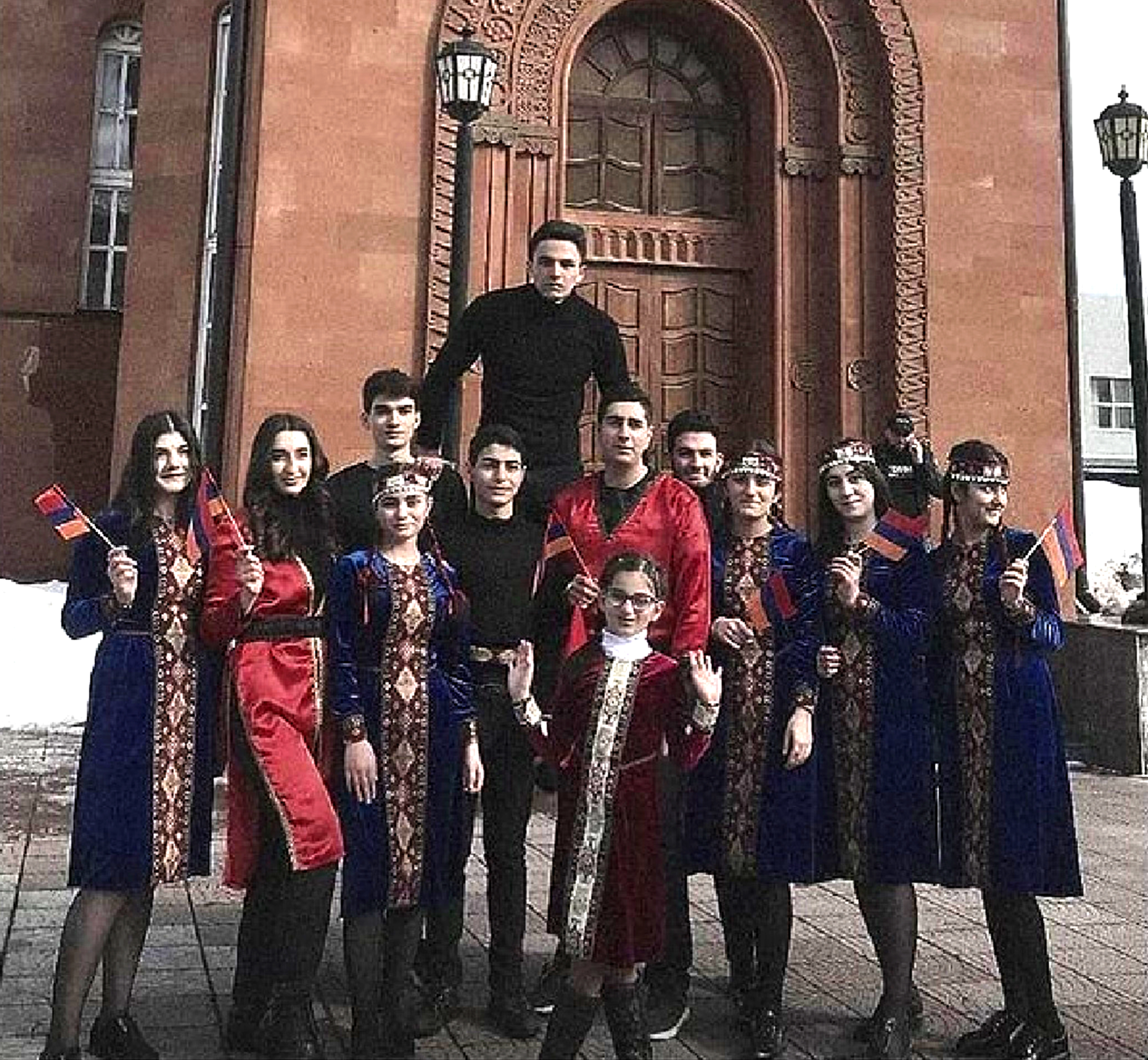 Танцевальный коллектив армянской воскресной школы "Нур" (Киров)